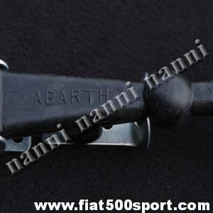 Tirante fermacofano Fiat Abarth 500 grande in gomma di colore nero.