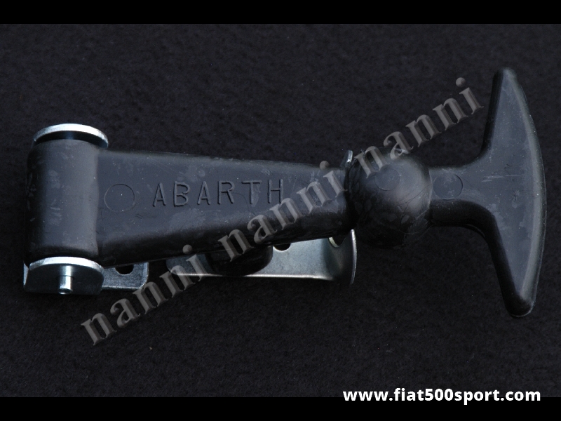 Art. 0008 - Tirante fermacofano Fiat Abarth 500 grande in gomma di colore nero. - Tirante fermacofano Fiat Abarth 500 in gomma grande con scritta Abarth. Altezza 12 cm. Colore nero.
