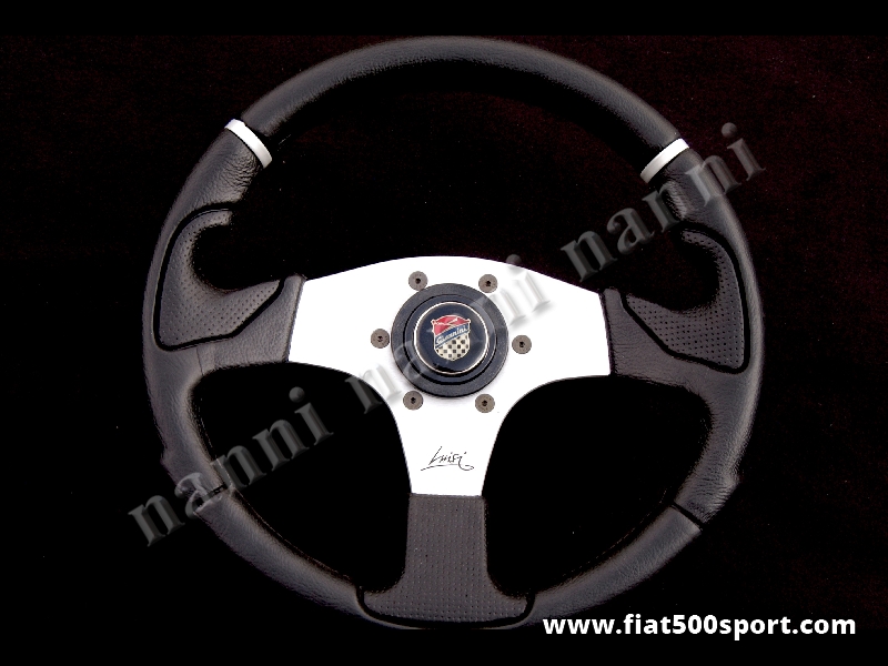 Art. 0052 - Volante Fiat 500 Fiat 126 Giannini con razze satinate a calice, ergonomico, completo di mozzo e pulsante clacson Giannini. - Volante Fiat 500 Fiat 126 Giannini con razze satinate a calice, ergonomico, completo di pulsante clacson Giannini e mozzo per Fiat 500. (specificare nelle note se lo si desidera con mozzo per Fiat 126). Il diametro esterno è di 320 mm.
