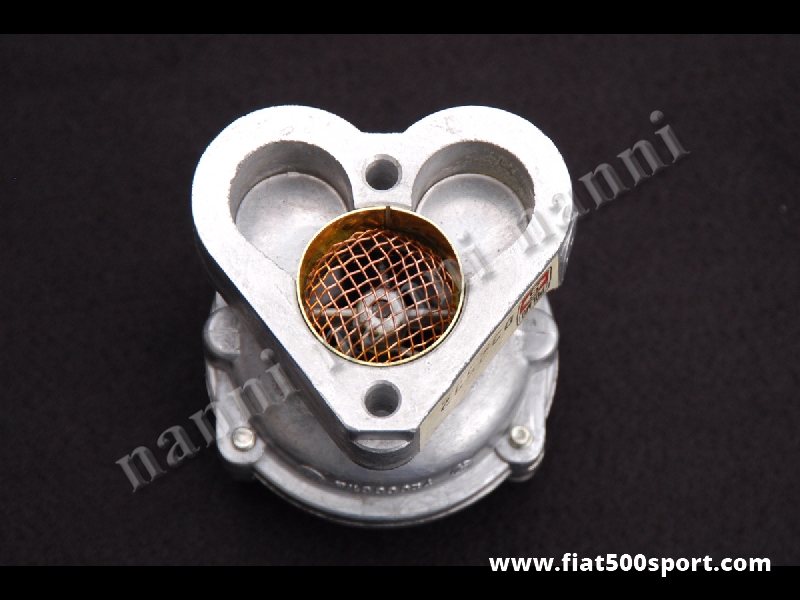 Art. 0130 - Collettore Fiat 500 Fiat 126 di aspirazione potenziato con ventola per carburatori Weber da 28 mm. - Collettore Fiat 500 Fiat 126 di aspirazione originale Polmo-Weber per migliorare e potenziare le prestazioni dei carburatori originali Fiat 500/126. E’ dotato di una ventola ad effetto turbo che potenzia il motore e riduce il consumo di carburante. Per vetture Fiat 500 consigliamo di acquistare anche uno spessore abbassa motore art. 0446.
