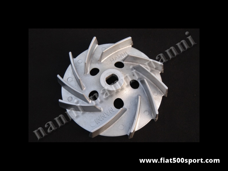 Art. 0208 - Ventola Fiat 500 in alluminio NANNI con pale prolungate e piastrina di fissaggio per Fiat 500 con dinamo. - Ventola Fiat 500 in alluminio NANNI con pale prolungate (indistruttibile) di ns. produzione per Fiat 500 con dinamo. Questa ventola aumenta notevolmente il raffreddamento del motore. È’ completa di rondella bombata per il fissaggio. Resiste a regimi elevatissimi del motore.
