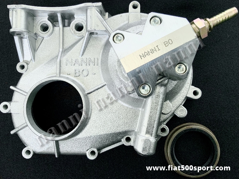 Art. 0213 - Coperchio distribuzione Fiat 500 Fiat 126 NANNI modificato con supporto per attacco radiatore olio. - Coperchio distribuzione Fiat 500 Fiat 126 NANNI modificato con supporto per il collegamento con il radiatore dell’olio, completo di raccordi in acciaio, paraolio e guarnizione.
