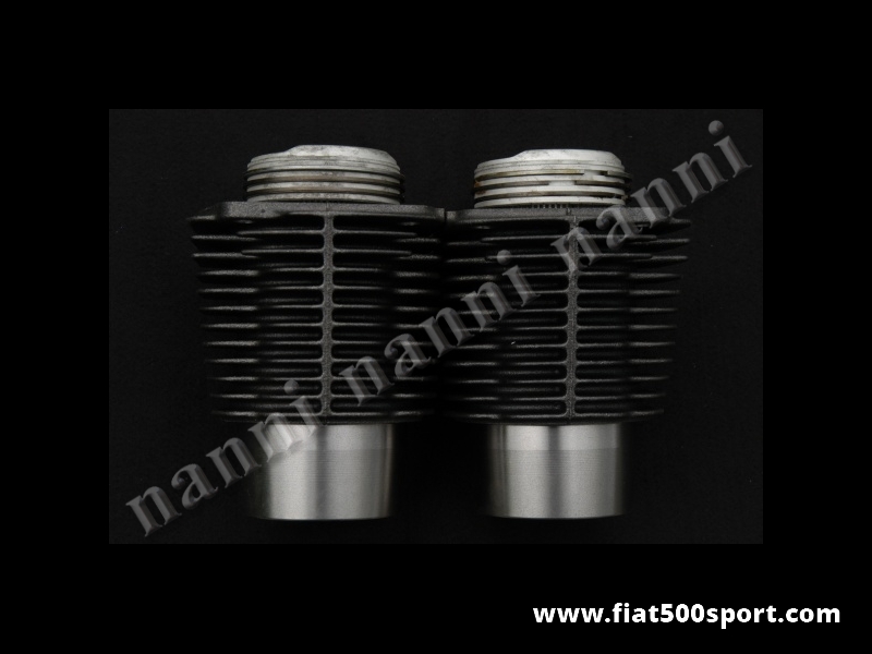 Art. 0317 - Cilindri e pistoni Fiat 500 D F L e Giardiniera con cilindrata originale 499 cc. Pistoni diam. 67,4 Mahle. - Canne e pistoni Fiat 500 D F L e Giardiniera con cilindrata originale 499 cc. I pistoni MAHLE tedeschi hanno il diametro 67,4 mm. (Originale Fiat.) I nostri cilindri non richiedono la guarnizione di testa. Occorre pero’ inserire sotto i cilindri gli anelli piu’ grossi art. 0426. Gruppo completo di 2 pistoni Mahle e 2 cilindri alti 90 mm.
Art. 0317 - Cilindri e pistoni Fiat 500 D F L e Giardiniera con cilindrata originale 499 cc. Pistoni diam. 67,4 Mahle. - Canne e pistoni Fiat 500 D F L e Giardiniera con cilindrata originale 499 cc. I pistoni MAHLE tedeschi hanno il diametro 67,4 mm. (Originale Fiat.) I nostri cilindri non richiedono la guarnizione di testa. Occorre pero’ inserire sotto i cilindri gli anelli piu’ grossi art. 0426. Gruppo completo di 2 pistoni Mahle e 2 cilindri alti 90 mm.