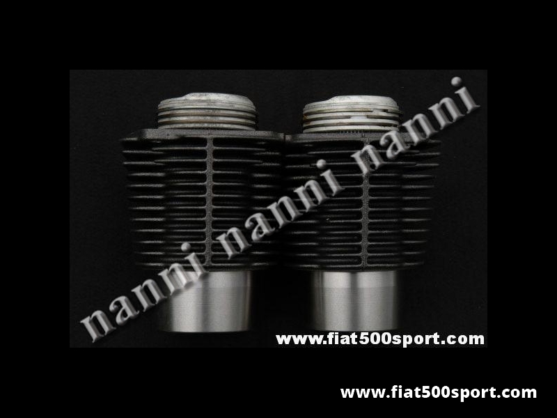 Art. 0317D - Cilindri e pistoni Fiat 500 D F L  Fiat Giardiniera ,ASSO diam. 67,4 con deflettore. (Cilindrata originale Fiat 499 cc.) per 500 D/F/L. - Canne e pistoni Fiat 500 D F L e Giardiniera, Asso con cilindrata originale Fiat 499 cc. alesaggio 67,4 mm. hanno il deflettore sulla testa per aumentare il rapporto di compressione. I nostri cilindri non richiedono la guarnizione di testa, occorre però inserire al di sotto i nostri anelli art. 0426. Gruppo completo di 2 cilindri e 2 pistoni.
