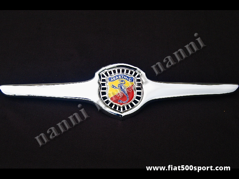 Art. 0500 - Mascherina  Fiat 500  Abarth originale in metallo cromato, forata attorno allo stemma. Completa di guarnizione in gomma. - Mascherina anteriore originale Abarth in metallo cromato,forata attorno allo stemma per 500 D F.La nostra mascherina e’ arcuata per appoggiare perfettamente sulla calandra anteriore. Viene fornita con la guarnizione in gomma. Kit completo di dadi e rondelle. I perni di fissaggio delle nostre mascherine sono saldati in maniera ottimale e vengono controllati attentamente prima della spedizione.
