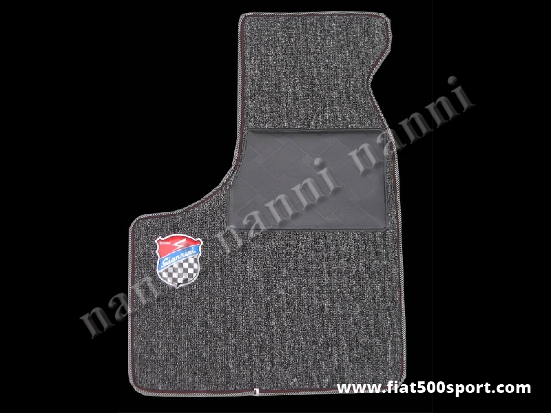 Art. 0532gri - Tappetini Fiat 500 Fiat 126 Giannini in moquette, anteriori e posteriori di colore grigio (con 2 stemmi Giannini) - Tappetini Fiat 500 Fiat 126 Giannini in moquette anteriori e posteriori di colore grigio (con 2 stemmi Giannini). Kit completo.
